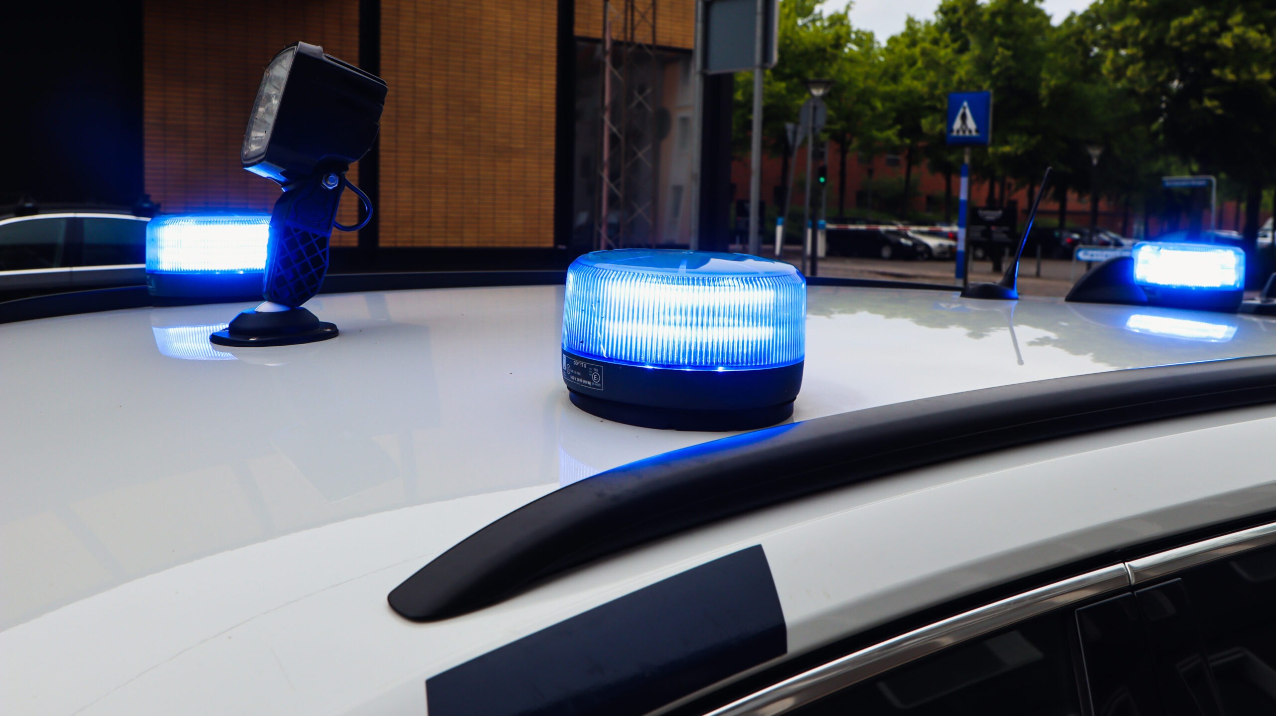 Hærværk mod personbil i Middelfart Kommune: Begge sidespejle ødelagt